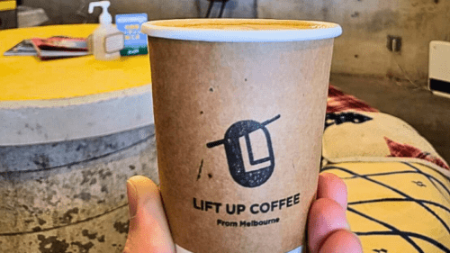 lift up coffeeのカップとロゴ