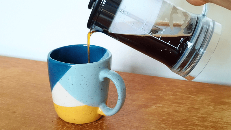 コーヒーを注ぐ